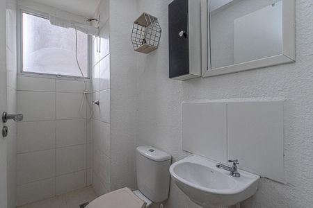 banheiro social_1 de apartamento para alugar com 2 quartos, 44m² em Vila Cristalia, São Paulo