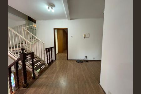 Casa à venda com 300m², 6 quartos e 4 vagas Casa à venda com 300m², 6 quartos e 4 vagasHall quartos