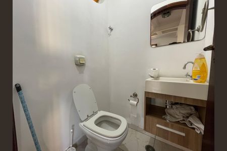 Casa à venda com 300m², 6 quartos e 4 vagas Casa à venda com 300m², 6 quartos e 4 vagasBanheiro 2