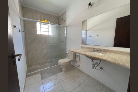 Casa à venda com 300m², 6 quartos e 4 vagas Casa à venda com 300m², 6 quartos e 4 vagasBanheiro