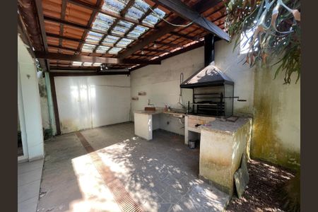 Casa à venda com 300m², 6 quartos e 4 vagas Casa à venda com 300m², 6 quartos e 4 vagasChurrasqueira