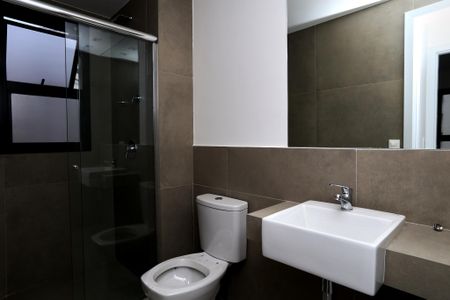 Banheiro de apartamento à venda com 1 quarto, 56m² em Lourdes, Belo Horizonte