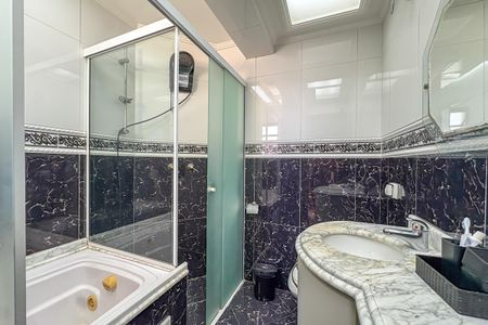 Apartamento à venda com 286m², 3 quartos e 3 vagas Apartamento à venda com 286m², 3 quartos e 3 vagasBanheiro da Suíte 2