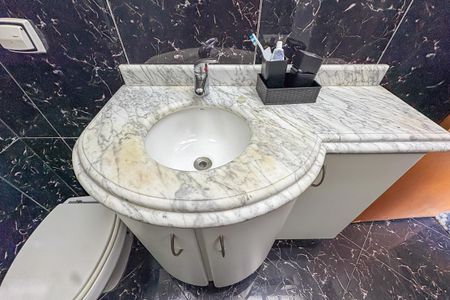 Apartamento à venda com 286m², 3 quartos e 3 vagas Apartamento à venda com 286m², 3 quartos e 3 vagasBanheiro da Suíte 2