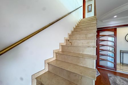 Apartamento à venda com 286m², 3 quartos e 3 vagas Apartamento à venda com 286m², 3 quartos e 3 vagasEscada