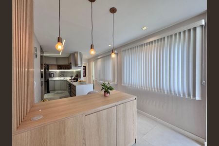 Apartamento à venda com 220m², 4 quartos e 4 vagas Apartamento à venda com 220m², 4 quartos e 4 vagasCozinha