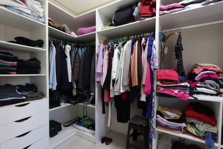 Casa à venda com 240m², 3 quartos e 2 vagasCloset da Suíte 2
