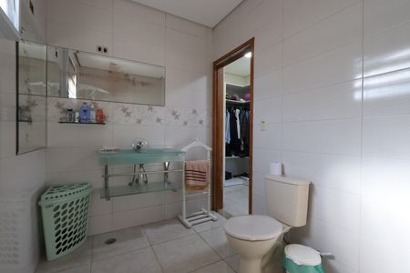 Casa à venda com 240m², 3 quartos e 2 vagasBanheiro da Suíte 2