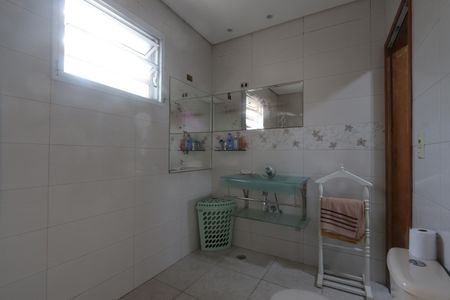 Casa à venda com 240m², 3 quartos e 2 vagasBanheiro da Suíte 2