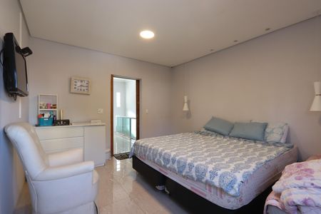 Casa à venda com 240m², 3 quartos e 2 vagasSuíte 2