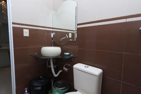 Casa à venda com 240m², 3 quartos e 2 vagasBanheiro Social