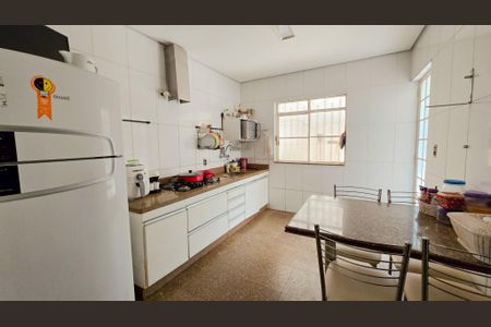Casa à venda com 200m², 3 quartos e 2 vagas Casa à venda com 200m², 3 quartos e 2 vagasCozinha