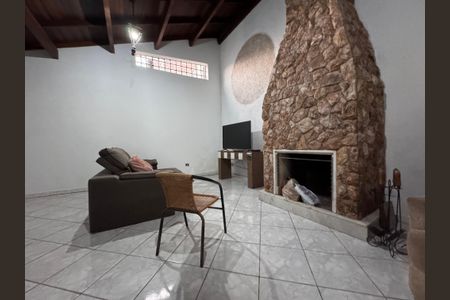 Casa à venda com 131m², 2 quartos e 2 vagas Casa à venda com 131m², 2 quartos e 2 vagasSala