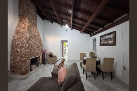 Casa à venda com 131m², 2 quartos e 2 vagas Casa à venda com 131m², 2 quartos e 2 vagasSala