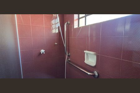 Casa à venda com 450m², 5 quartos e 4 vagas Casa à venda com 450m², 5 quartos e 4 vagasBanheiro Suíte 3