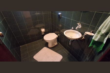 Casa à venda com 450m², 5 quartos e 4 vagas Casa à venda com 450m², 5 quartos e 4 vagasBanheiro Social