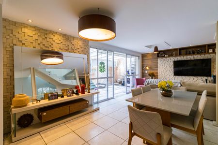 Casa de condomínio à venda com 242m², 3 quartos e 2 vagasSala