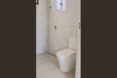 Casa de condomínio à venda com 242m², 4 quartos e 4 vagasBanheiro social