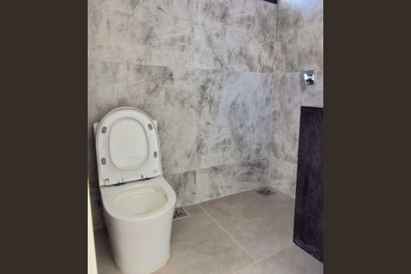 Casa de condomínio à venda com 242m², 4 quartos e 4 vagasBanheiro social