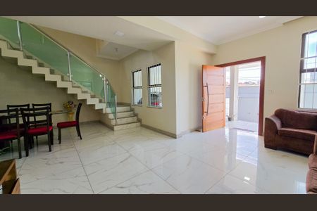 Casa à venda com 217m², 4 quartos e 3 vagasSala