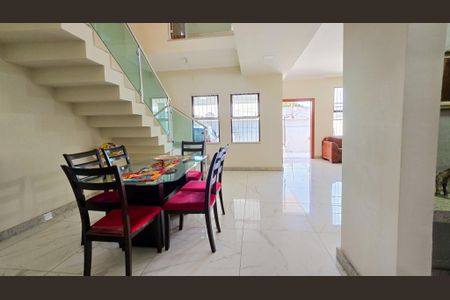 Casa à venda com 217m², 4 quartos e 3 vagasSala