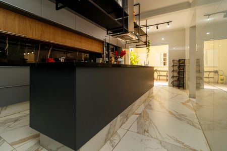 Casa à venda com 294m², 5 quartos e 4 vagas Casa à venda com 294m², 5 quartos e 4 vagasCozinha