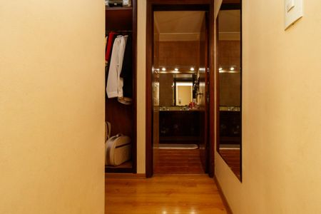 Casa à venda com 294m², 5 quartos e 4 vagas Casa à venda com 294m², 5 quartos e 4 vagasBanheiro da Suíte