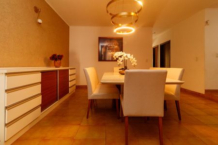 Casa à venda com 294m², 5 quartos e 4 vagas Casa à venda com 294m², 5 quartos e 4 vagasSala de Jantar