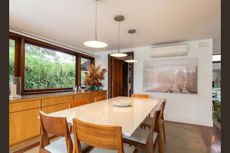 Casa à venda com 3 quartos, 608m² em Jardim Everest, São Paulo