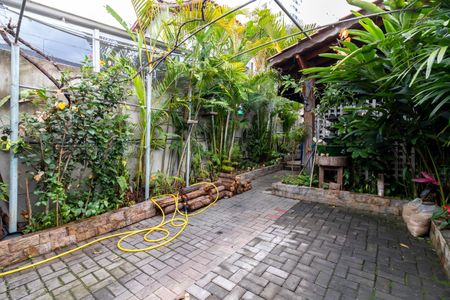 Casa à venda com 300m², 2 quartos e 1 vaga Casa à venda com 300m², 2 quartos e 1 vagaGaragem