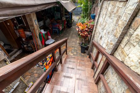 Casa à venda com 300m², 2 quartos e 1 vaga Casa à venda com 300m², 2 quartos e 1 vagaEntrada da Sala - Escada