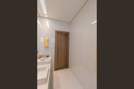 Casa à venda com 380m², 4 quartos e 4 vagasBanheiro Suíte