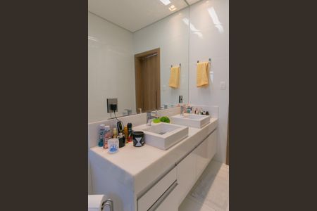 Casa à venda com 380m², 4 quartos e 4 vagasBanheiro Suíte