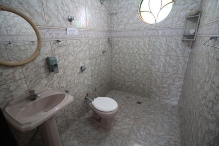 Casa à venda com 450m², 4 quartos e 6 vagasBanheiro 2