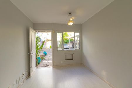 Sala de casa de condomínio para alugar com 2 quartos, 76m² em Rio Branco, Canoas