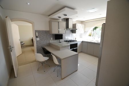 Casa para alugar com 800m², 5 quartos e 10 vagasCozinha