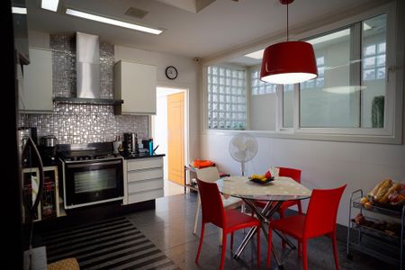 Casa de condomínio à venda com 491m², 7 quartos e 2 vagas Casa de condomínio à venda com 491m², 7 quartos e 2 vagasCozinha