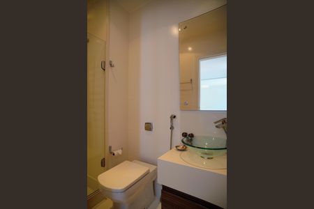 Casa de condomínio à venda com 491m², 7 quartos e 2 vagas Casa de condomínio à venda com 491m², 7 quartos e 2 vagasBanheiro Corredor