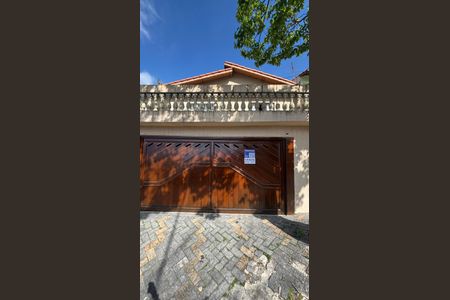 Casa à venda com 250m², 3 quartos e 3 vagas Casa à venda com 250m², 3 quartos e 3 vagasFachada