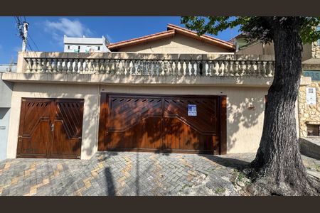 Casa à venda com 250m², 3 quartos e 3 vagas Casa à venda com 250m², 3 quartos e 3 vagasFachada