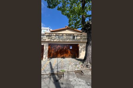 Casa à venda com 250m², 3 quartos e 3 vagas Casa à venda com 250m², 3 quartos e 3 vagasFachada