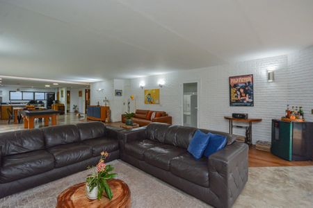 Casa à venda com 460m², 3 quartos e 4 vagas Casa à venda com 460m², 3 quartos e 4 vagasSala/Cozinha