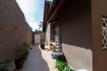 Casa à venda com 220m², 3 quartos e 4 vagas Casa à venda com 220m², 3 quartos e 4 vagasQuintal