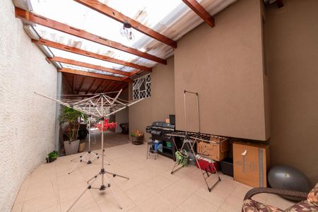 Casa à venda com 220m², 3 quartos e 4 vagas Casa à venda com 220m², 3 quartos e 4 vagasQuintal