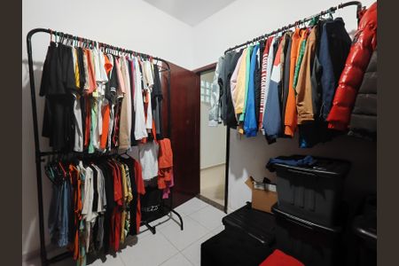 Casa à venda com 180m², 2 quartos e 2 vagas Casa à venda com 180m², 2 quartos e 2 vagasQuarto