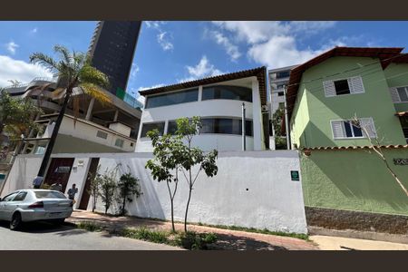 Casa para alugar com 539m², 5 quartos e 8 vagas Casa para alugar com 539m², 5 quartos e 8 vagasFachada