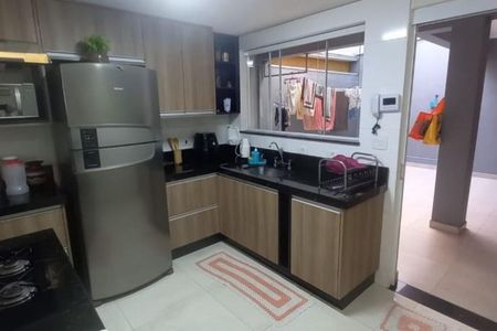 Casa à venda com 169m², 4 quartos e 2 vagas