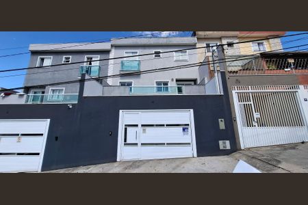 Casa à venda com 160m², 3 quartos e 4 vagas Casa à venda com 160m², 3 quartos e 4 vagasFachada