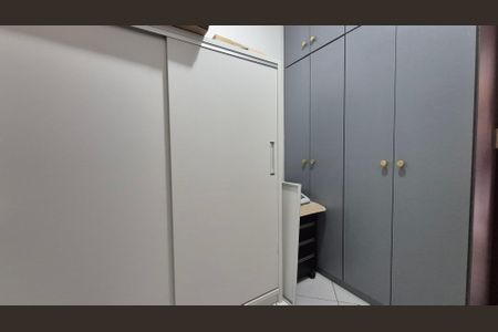 Apartamento à venda com 135m², 3 quartos e 2 vagas Apartamento à venda com 135m², 3 quartos e 2 vagasQuarto de Serviço