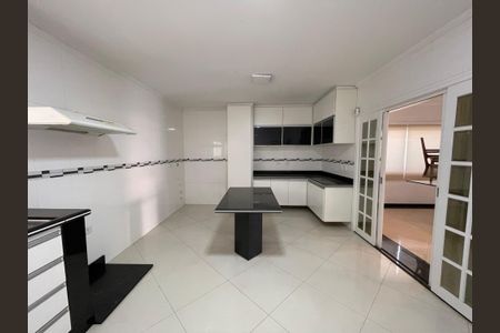 Casa de condomínio para alugar com 500m², 6 quartos e 8 vagasCozinha